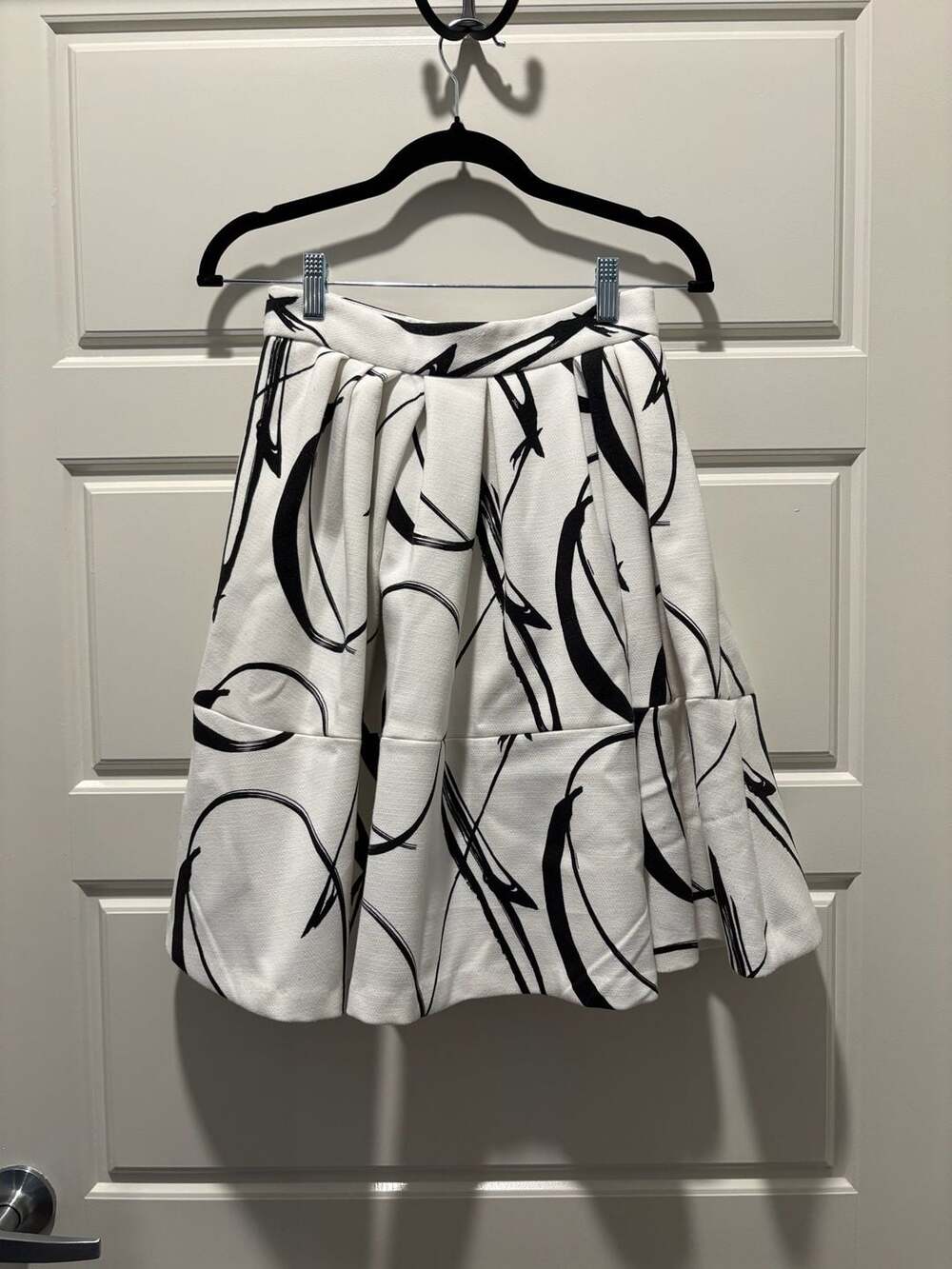 Banana Republic Pleated Skirt Size 0 White Black Abstract Print A-Line
